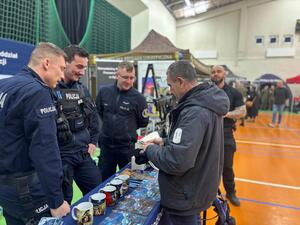 funkcjonariusze policji oraz uczestnicy targów pracy