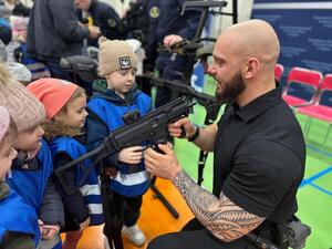 funkcjonariusze policji oraz uczestnicy targów pracy