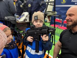 funkcjonariusze policji oraz uczestnicy targów pracy