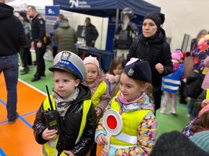 funkcjonariusze policji oraz uczestnicy targów pracy