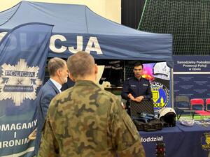 funkcjonariusze policji oraz uczestnicy targów pracy