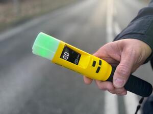 funkcjonariusze w trakcie akcji : Alkohol i Narkotyki