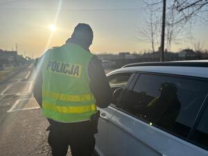 funkcjonariusze w trakcie akcji : Alkohol i Narkotyki