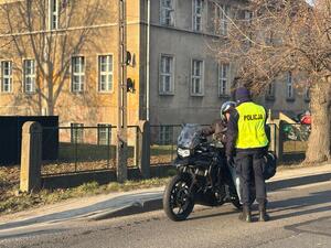funkcjonariusze w trakcie akcji : Alkohol i Narkotyki