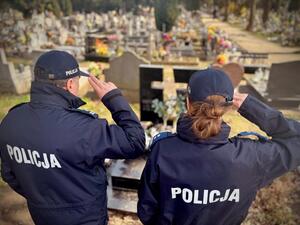 Komendant Powiatowy Policji w Kędzierzynie-Koźlu mł. insp. Iwona Żurawska wspólnie z Zastępcą Komendanta Powiatowego Policji w Kędzierzynie-Koźlu mł. insp. Dariuszem Mazurkiem w imieniu Komendanta Wojewódzkiego Policji w Opolu składają kwiaty na grobie współtwórcy polskiej Policji.