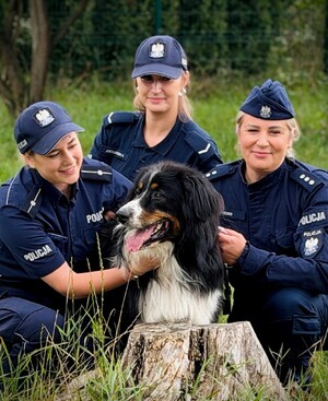 policjanci ze zwierzętami ze schroniska