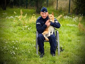 policjanci ze zwierzętami ze schroniska