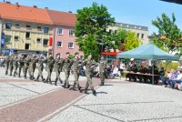 Uczniowie klas mundurowych prezentują swoje umiejętności z zakresu musztry