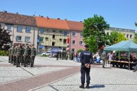 Uczniowie klas mundurowych prezentują swoje umiejętności z zakresu musztry