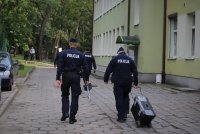 Policjanci idą do szpitala, gdzie zgłoszono podłożenie ładunku wybuchowego