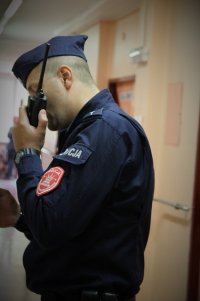 Policjant rozmawia przez radiostację