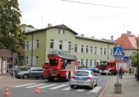 Radiowozy i wozy strażackie stoją przy szpitalu