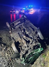 Auto wjechało do rowu i leży na dachu