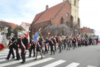 Pochód osób uczestniczących, orkiestry i pocztów sztandarowych.