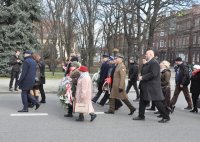 Pochód osób uczestniczących, orkiestry i pocztów sztandarowych.