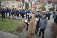 Składanie wieńców przez delegacje pod pomnikiem