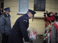 Składanie wieńców przez delegacje pod pomnikiem