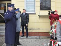 Składanie wieńców przez delegacje pod pomnikiem