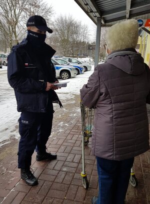 dzielnicowy rozmawia z seniorką