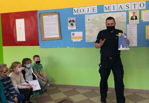 policjant rozmawia z uczestnikami półkolonii