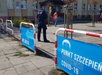 Policjanci pilnują porządku w rejonie punktu szczepień