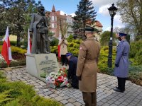 Delegacja mundurowych złożyła kwiaty pod pomnikiem