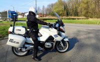 Policjant na motocyklu patroluje ruch