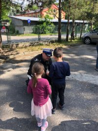 Policjant rozmawia z dziećmi