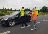 Policjanci i pracownik pkp w ramach akcji &quot;Bezpieczny przejazd. Zatrzymaj się i Żyj&quot; przypominają kierowcy o bezpiecznych zasadach przejazdu