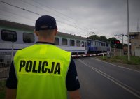 Policjant obserwuje przejazd kolejowy