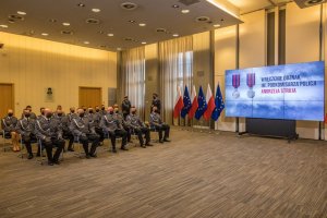 Policjanci biorący udział w uroczystości siedzą na wskazanych miejscach