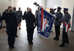 policjanci ślubują na sztandar