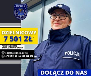 Zdjęcie przedstawia planszę z zarobkami policjantów.