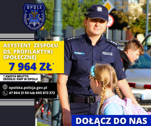 Zdjęcie przedstawia planszę z zarobkami policjantów.